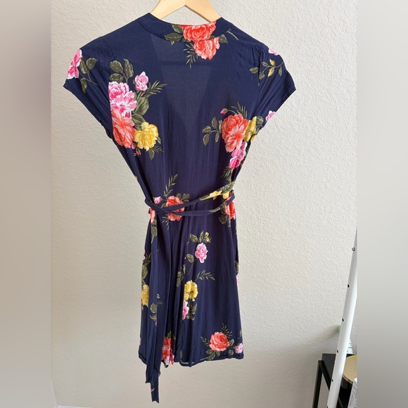 Size XS Old Navy women’s floral wrap dress - Picture 6 of 9